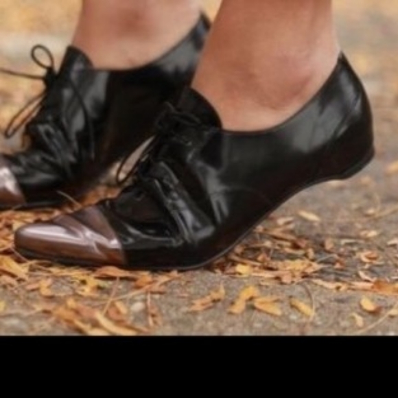 Stuart Weitzman Shoes - Stuart Weitzman Women's  Devon Oxford pointed toe hidden heel flat Size 8